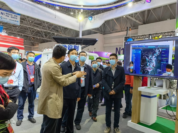 托普云農董事長陳渝陽向全國農技中心王福祥副主任、重慶市農工委袁德勝委員、全國農業技術推廣中心農藥藥械處郭永旺處長、病蟲防治處朱景全副處長一行介紹托普云農技術成果