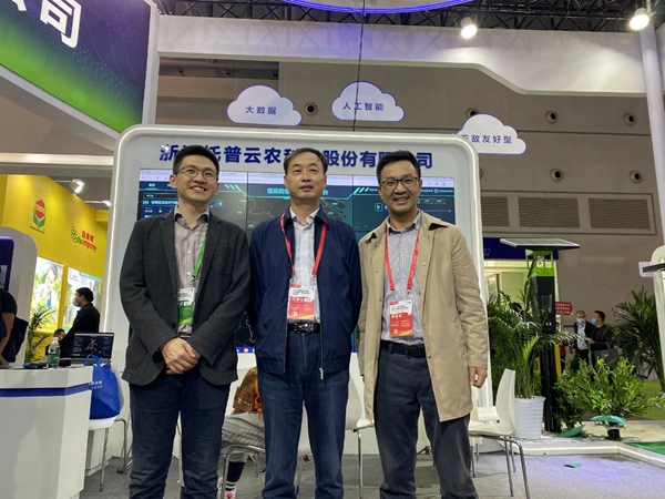 內蒙古自治區植保植檢站王躍飛站長(中)與陳渝陽董事長、陳曦副總經理合影