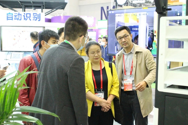 江西植保植檢局鐘玲局長(中)在托普云農展位了解新型測報裝備