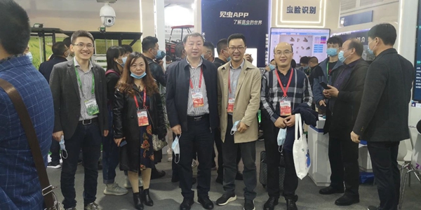 西藏農業技術推廣服務中心陳俐站長(左二)、山西植保植檢總站楊軍站長(左三)和張武云副站長(右一)一行蒞臨托普云農展位