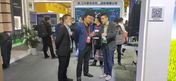 甘肅省植保植檢站劉衛紅站長(中)與陳曦副總經理深入交流