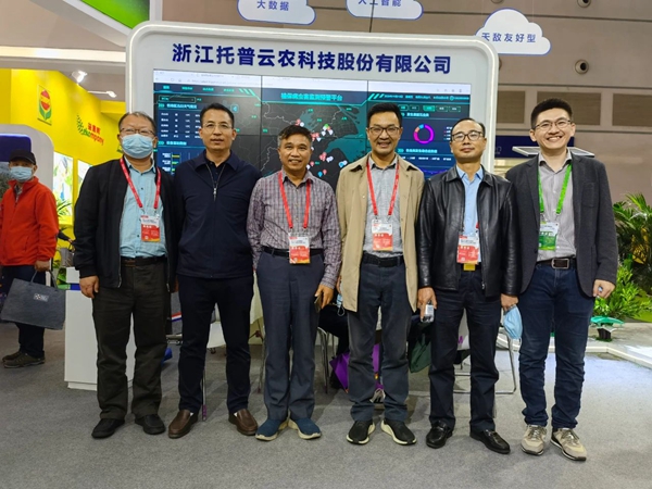 四川省農業農村廳植物保護站尹勇站長(右二)、湖北省植物保護總站郭子平站長(左三)、天津市農業發展服務中心徐建波副部長(左一)、湖北省植物保護總站周華眾副站長(左二)蒞臨托普云農展位